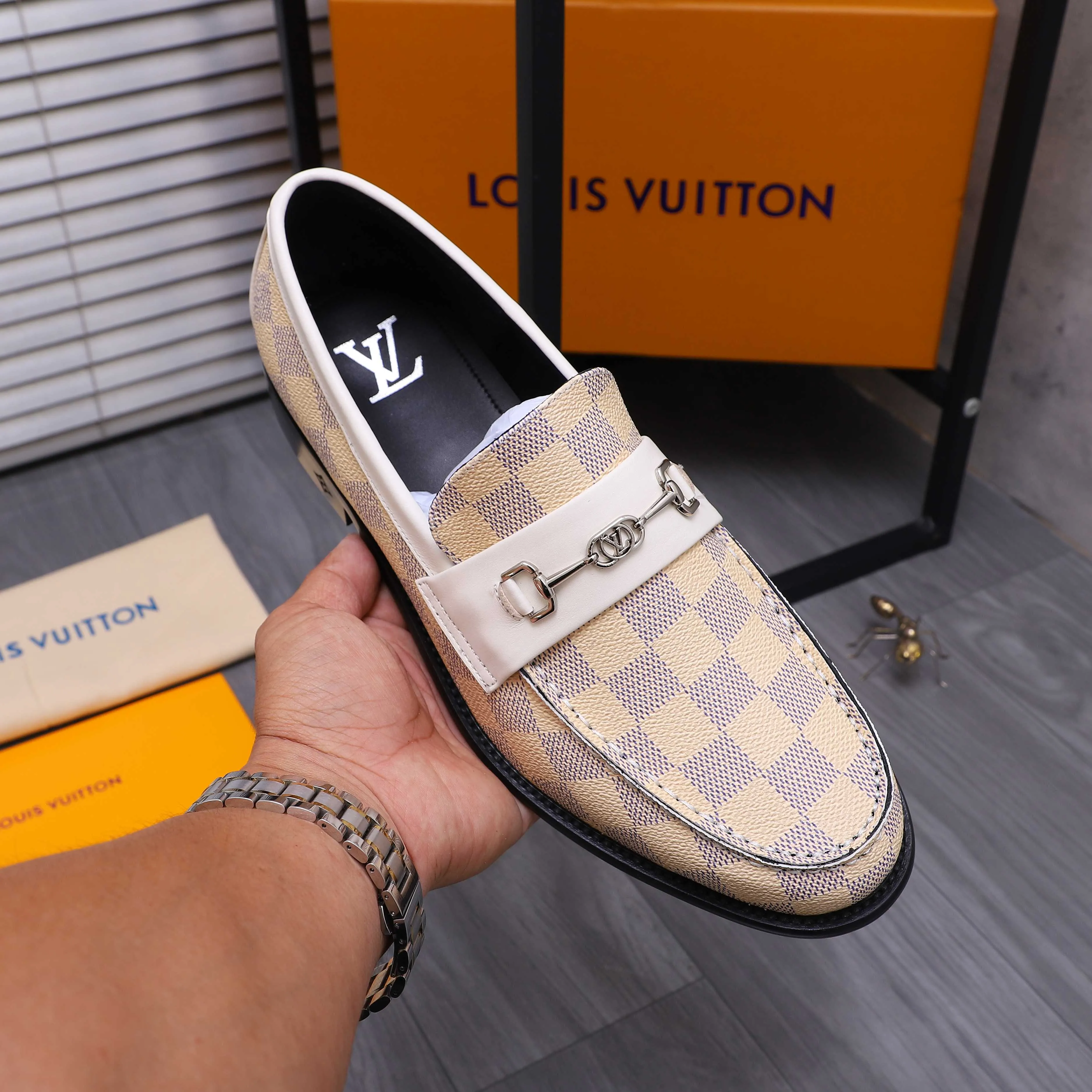 Men's shoes 💰660 Product trademark: LV [Louis Vuitton] business casual slip-on leather shoes, regular size. Size: 39-44 (38.45 custom-made, non-returnable) Product materials: Selected classic plaid upper, cowhide lining, original outsole